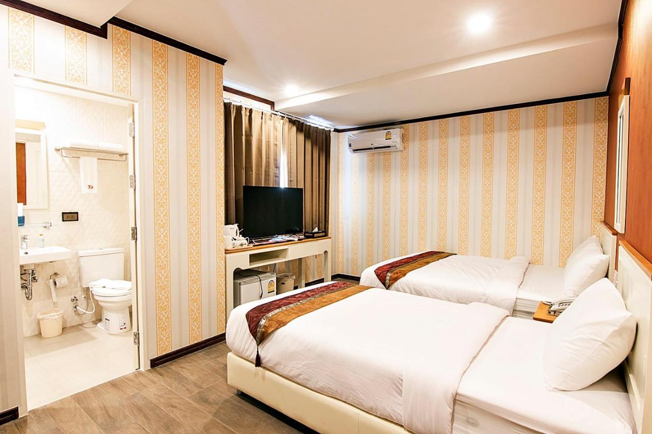 J&Y Hotel Latphrao 35 曼谷 外观 照片